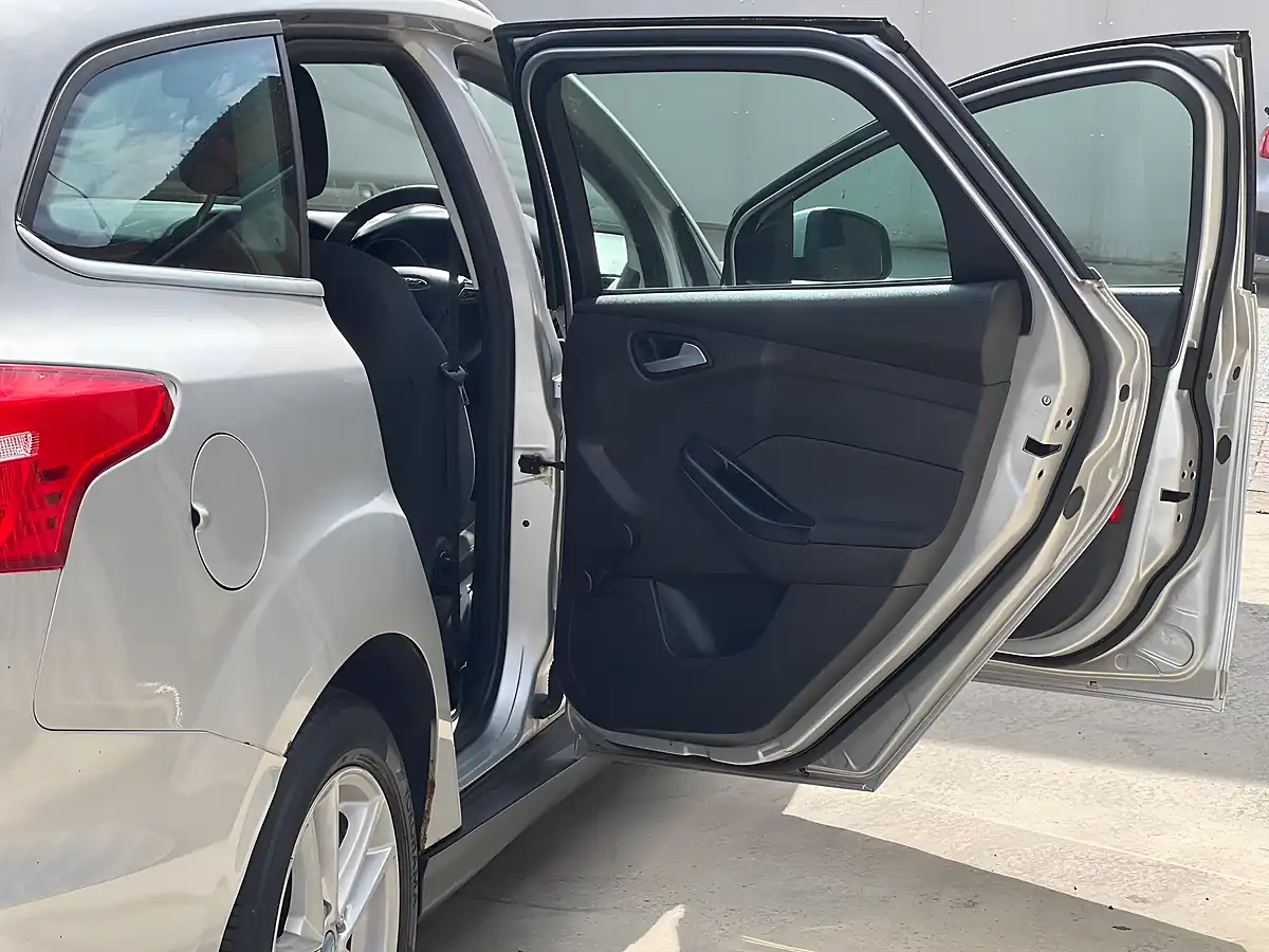 Used 2015 Ford Focus Zetec Silver - Interior and Exterior details 14