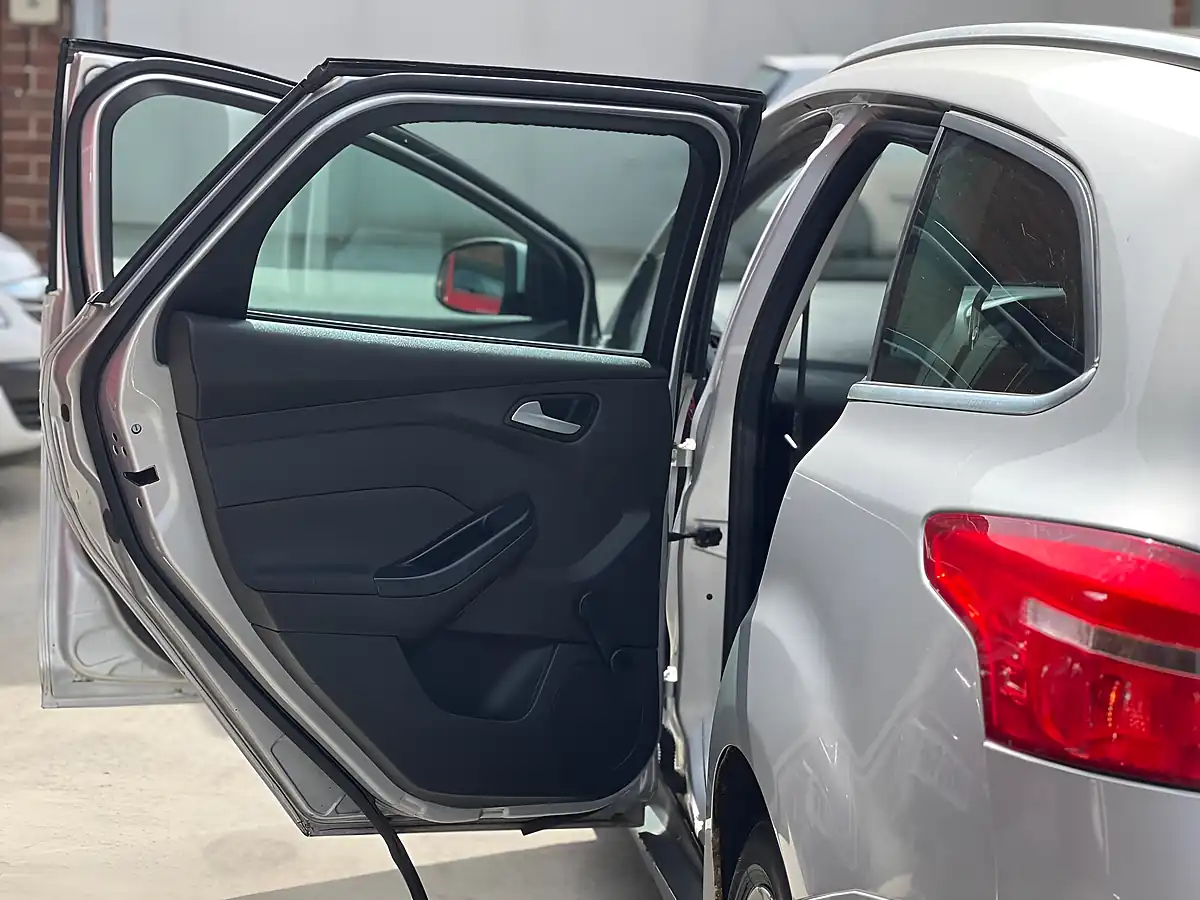 Used 2015 Ford Focus Zetec Silver - Interior and Exterior details 15