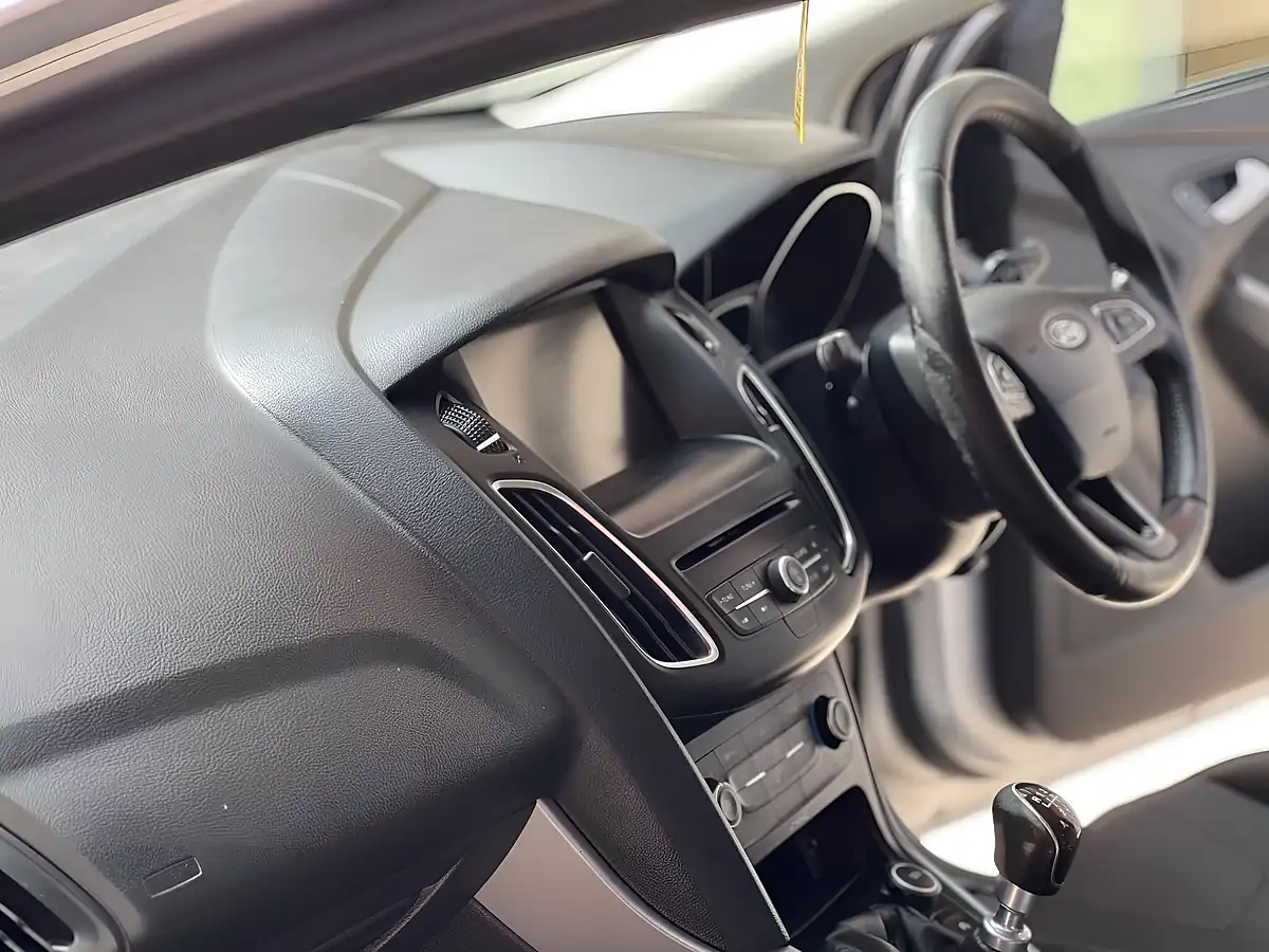 Used 2015 Ford Focus Zetec Silver - Interior and Exterior details 6