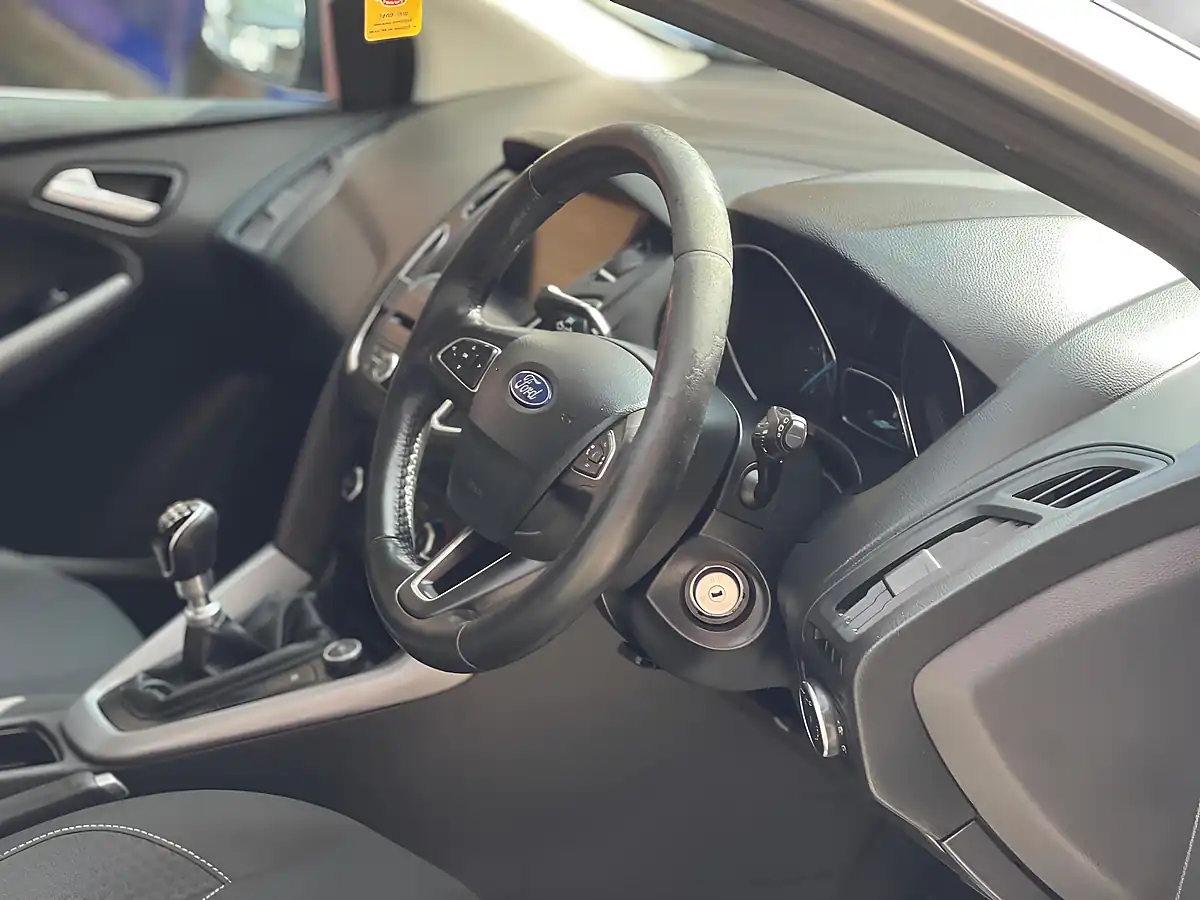 Used 2015 Ford Focus Zetec Silver - Interior and Exterior details 7