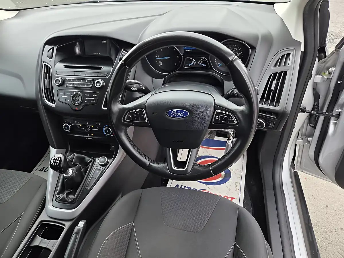 Used 2015 Ford Focus Zetec Silver - Interior and Exterior details 10