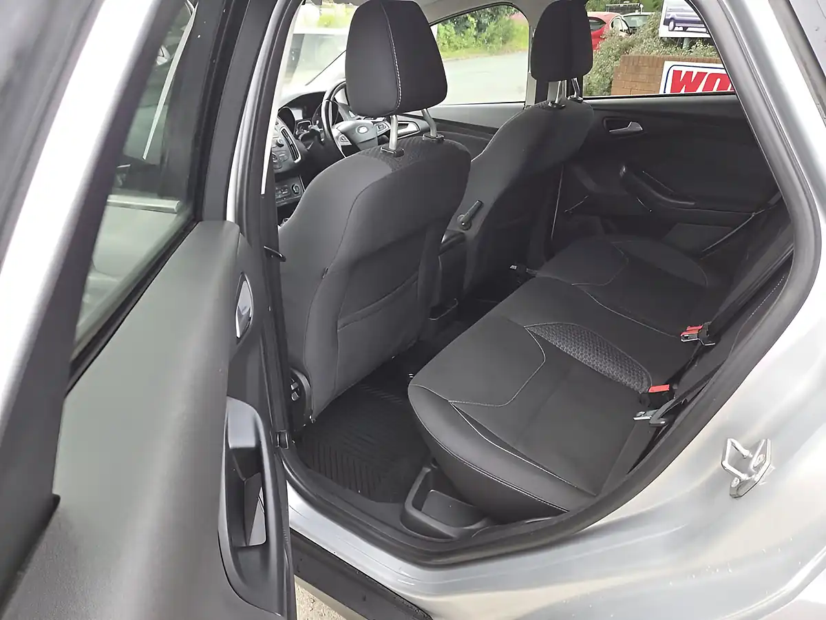 Used 2015 Ford Focus Zetec Silver - Interior and Exterior details 7