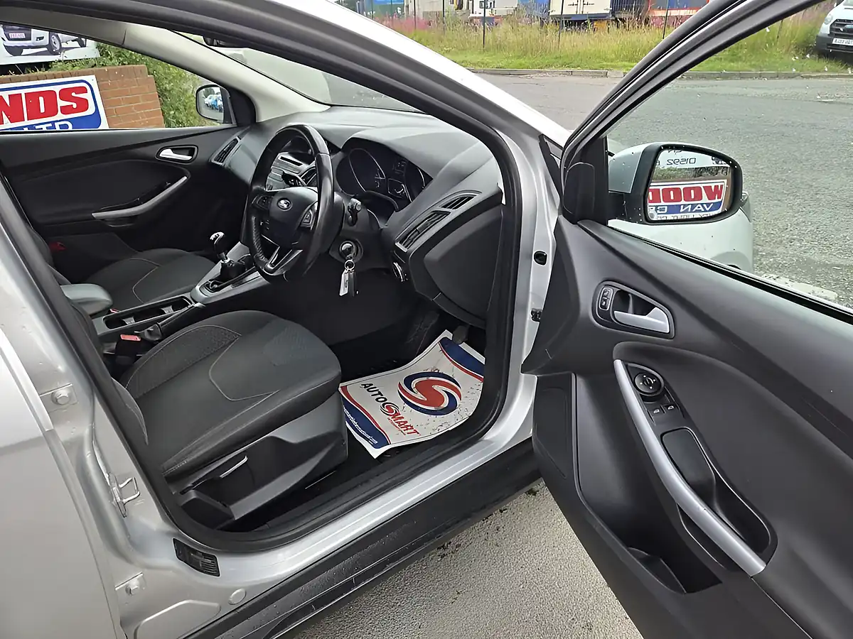 Used 2015 Ford Focus Zetec Silver - Interior and Exterior details 9