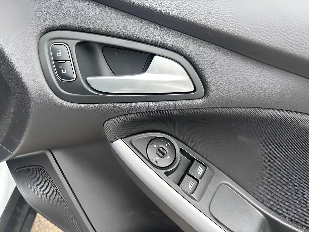 Used 2015 Ford Focus Zetec White - Interior and Exterior details 11