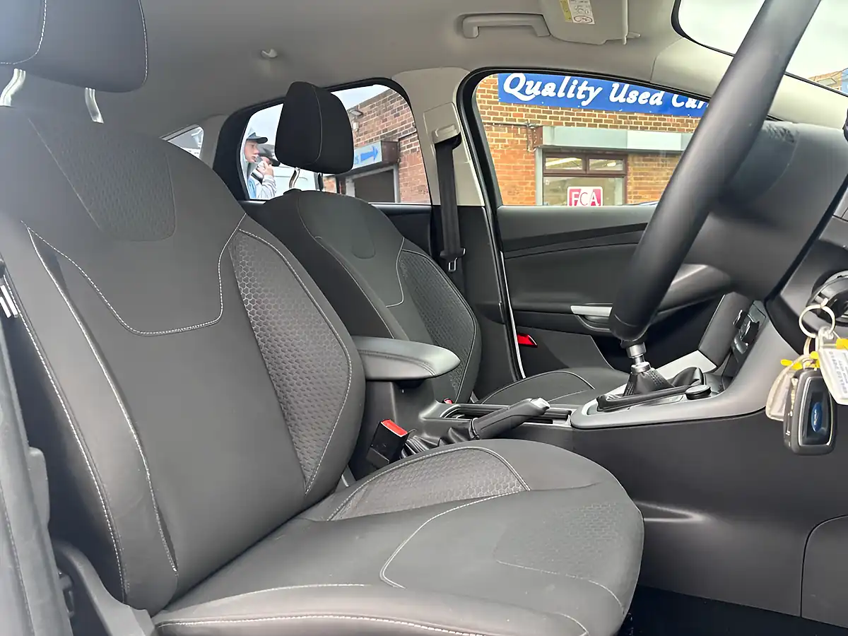 Used 2015 Ford Focus Zetec White - Interior and Exterior details 12
