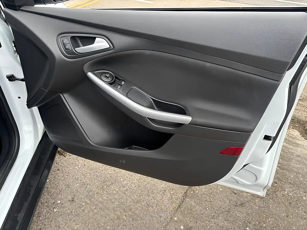 Used 2015 Ford Focus Zetec White - Interior and Exterior details 16