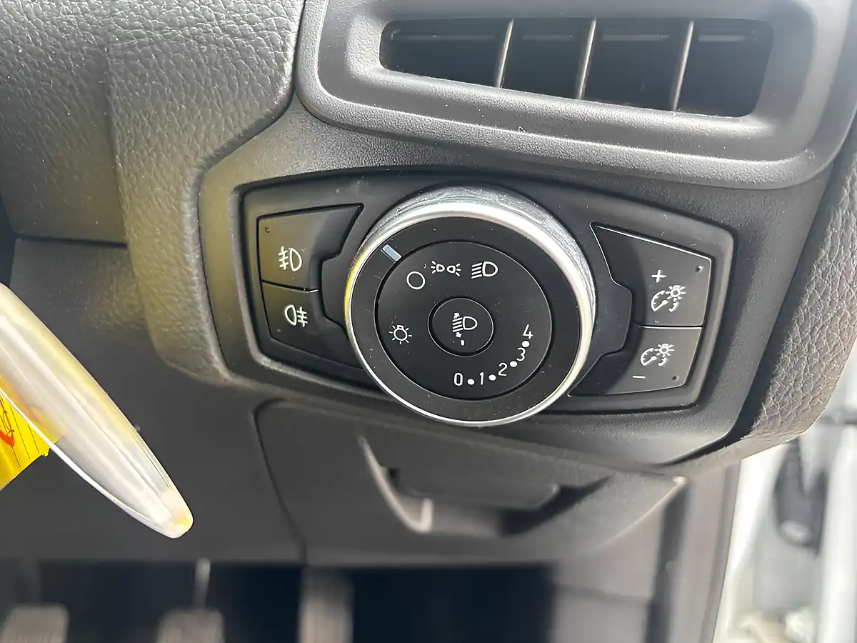 Used 2015 Ford Focus Zetec White - Interior and Exterior details 17