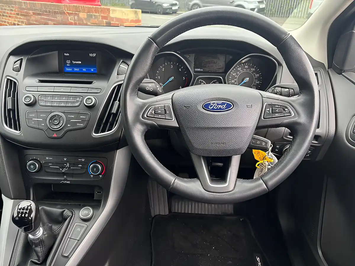 Used 2015 Ford Focus Zetec White - Interior and Exterior details 9