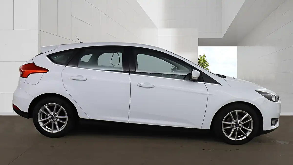 Used 2015 Ford Focus Zetec White - Interior and Exterior details 4