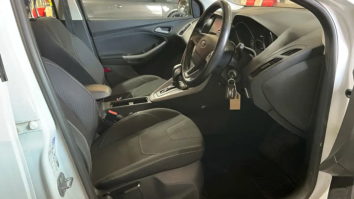 Used 2015 Ford Focus Zetec White - Interior and Exterior details 7