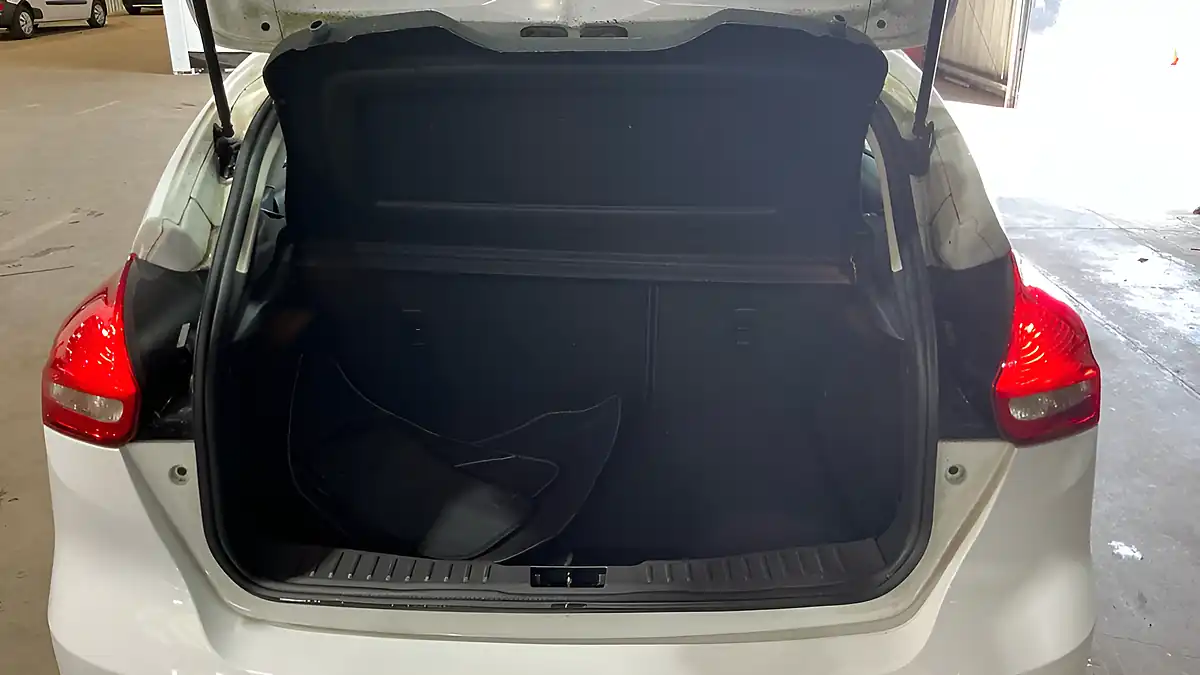 Used 2015 Ford Focus Zetec White - Interior and Exterior details 9
