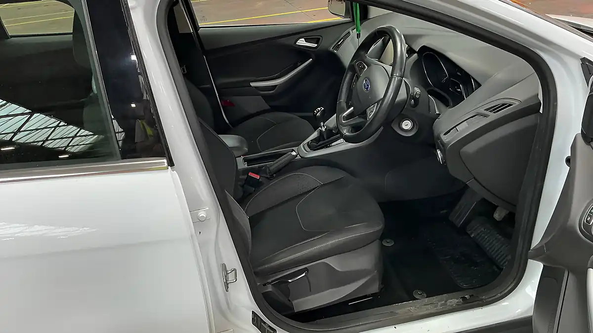 Used 2015 Ford Focus Zetec White - Interior and Exterior details 10