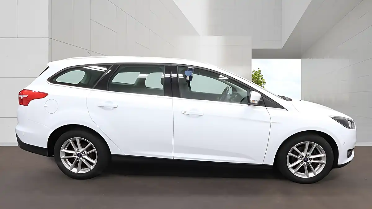 Used 2015 Ford Focus Zetec White - Interior and Exterior details 5