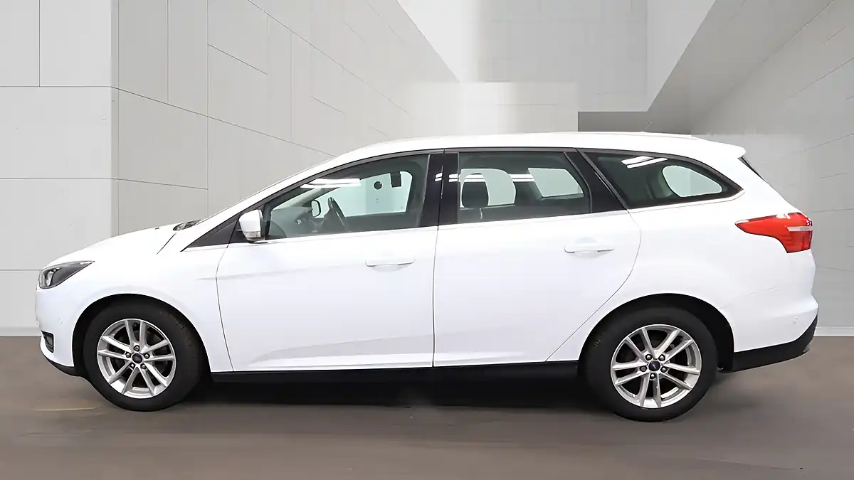 Used 2015 Ford Focus Zetec White - Interior and Exterior details 6