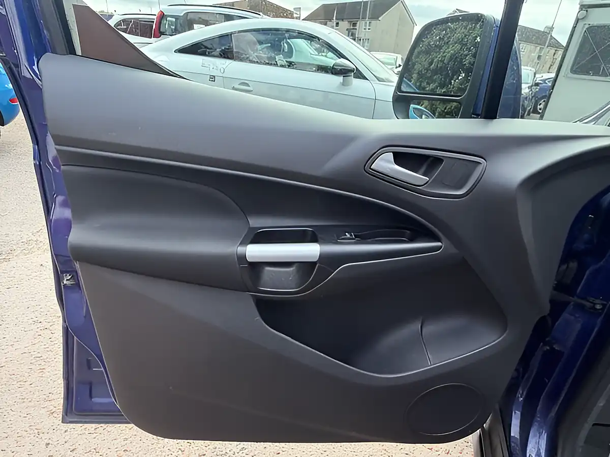 Used 2015 Ford Grand Tourneo Connect Titanium Blue - Interior and Exterior details 12