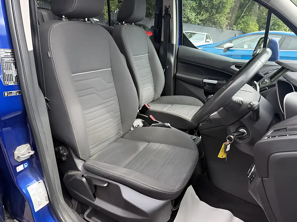 Used 2015 Ford Grand Tourneo Connect Titanium Blue - Interior and Exterior details 15