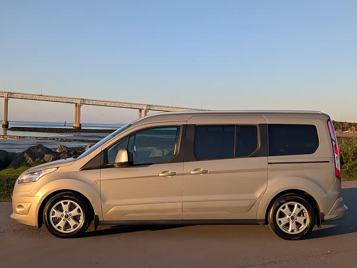 Used 2015 Ford Grand Tourneo Connect Titanium Silver - Interior and Exterior details 9