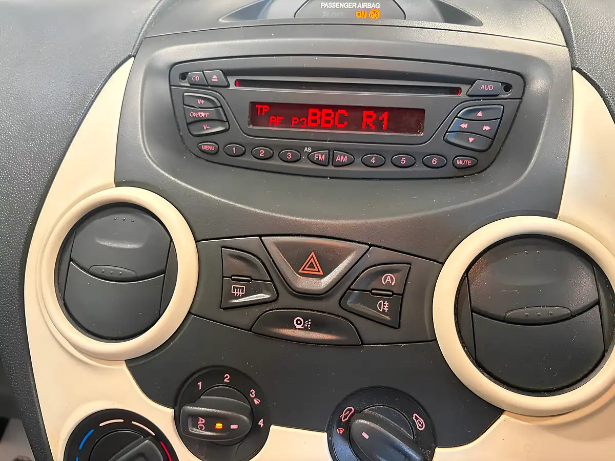 Used 2015 Ford Ka Edge Red - Interior and Exterior details 12