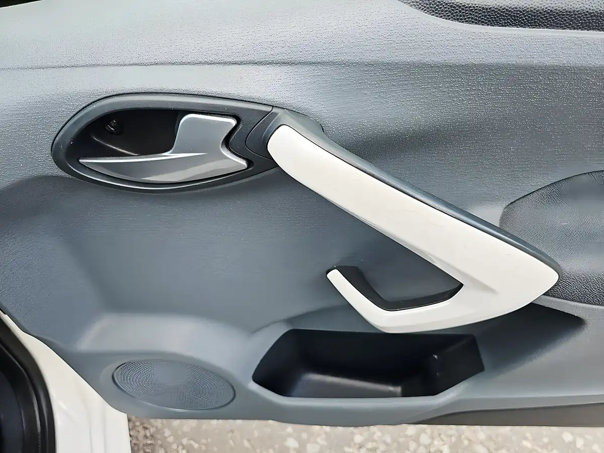 Used 2015 Ford Ka Zetec White - Interior and Exterior details 11