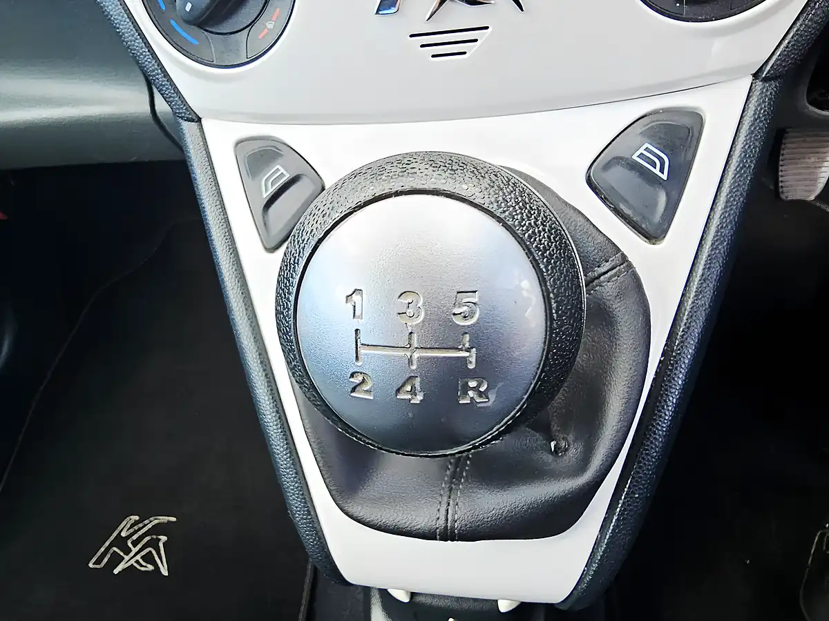 Used 2015 Ford Ka Zetec White - Interior and Exterior details 7