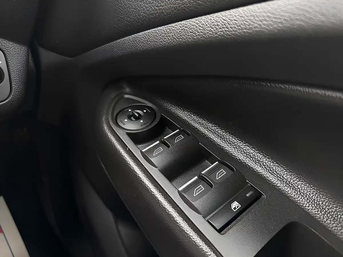 Used 2015 Ford Kuga Titanium Green - Interior and Exterior details 16
