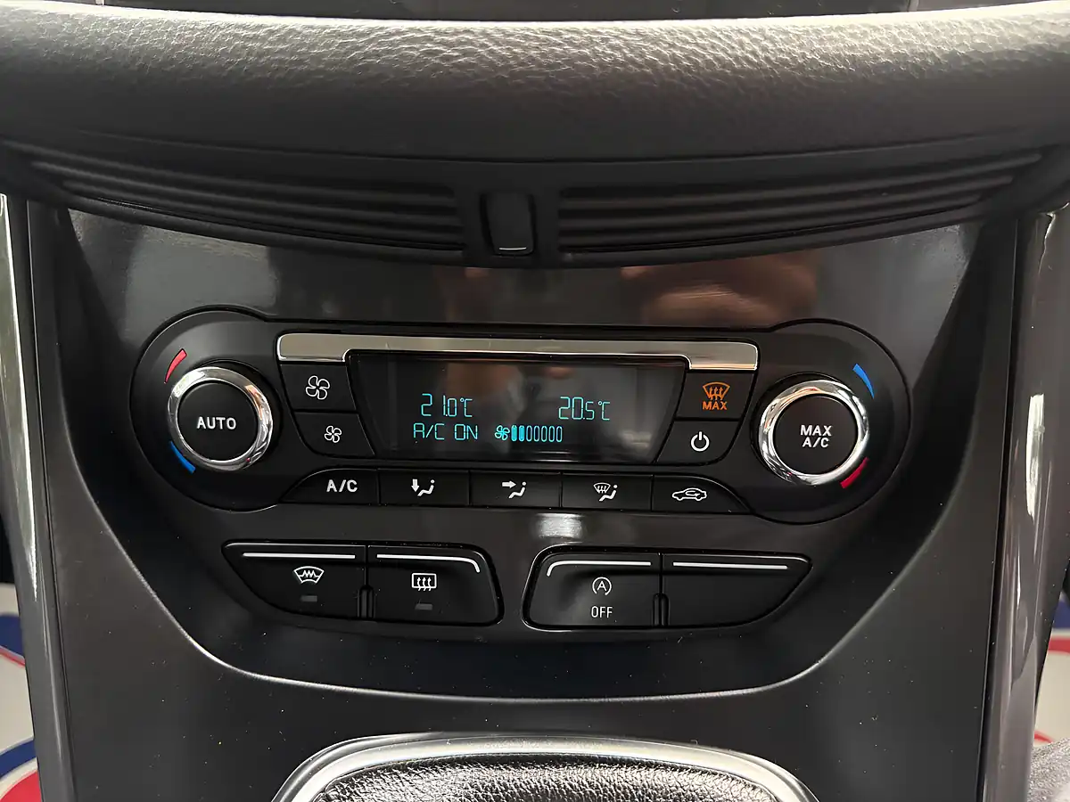 Used 2015 Ford Kuga Titanium Green - Interior and Exterior details 17