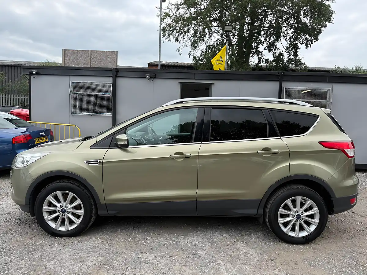 Used 2015 Ford Kuga Titanium Green - Interior and Exterior details 4