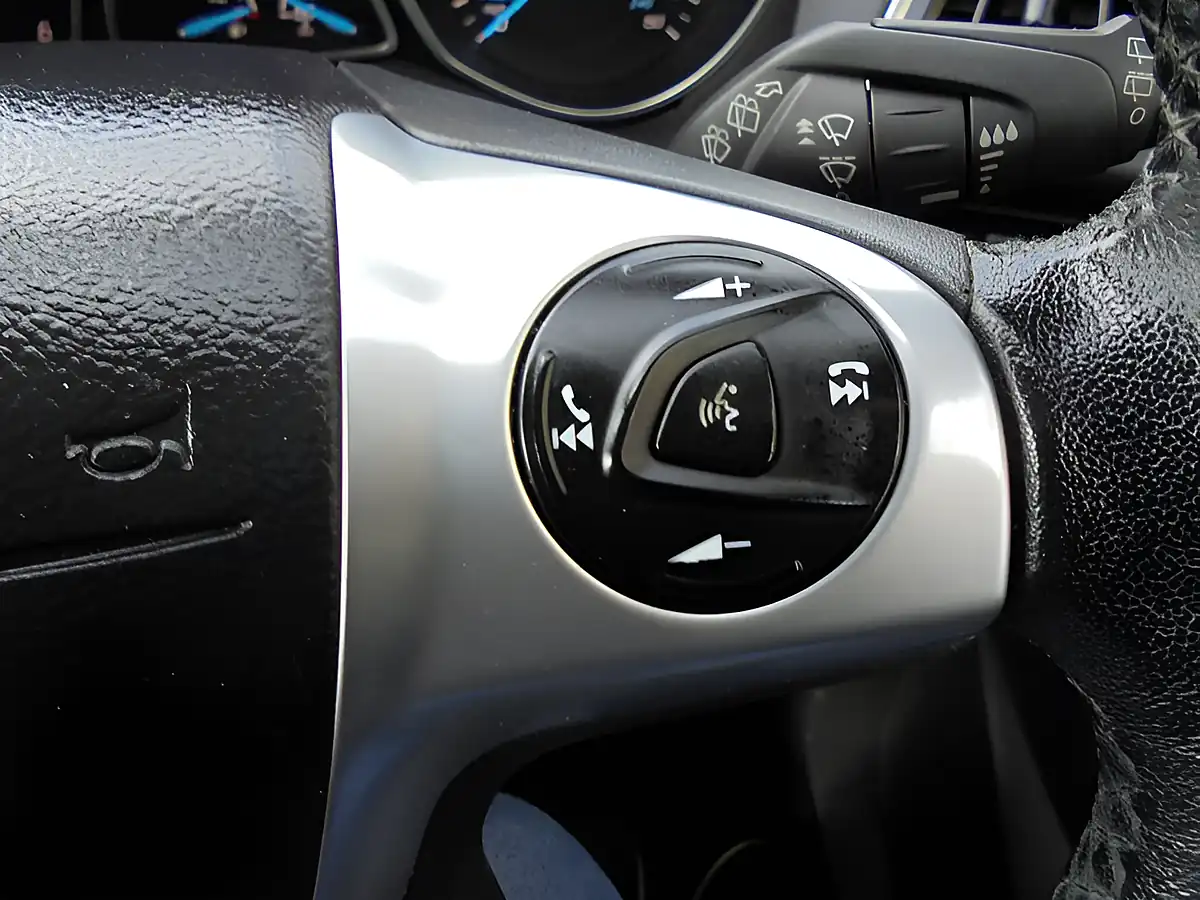 Used 2015 Ford Kuga Titanium Grey - Interior and Exterior details 15
