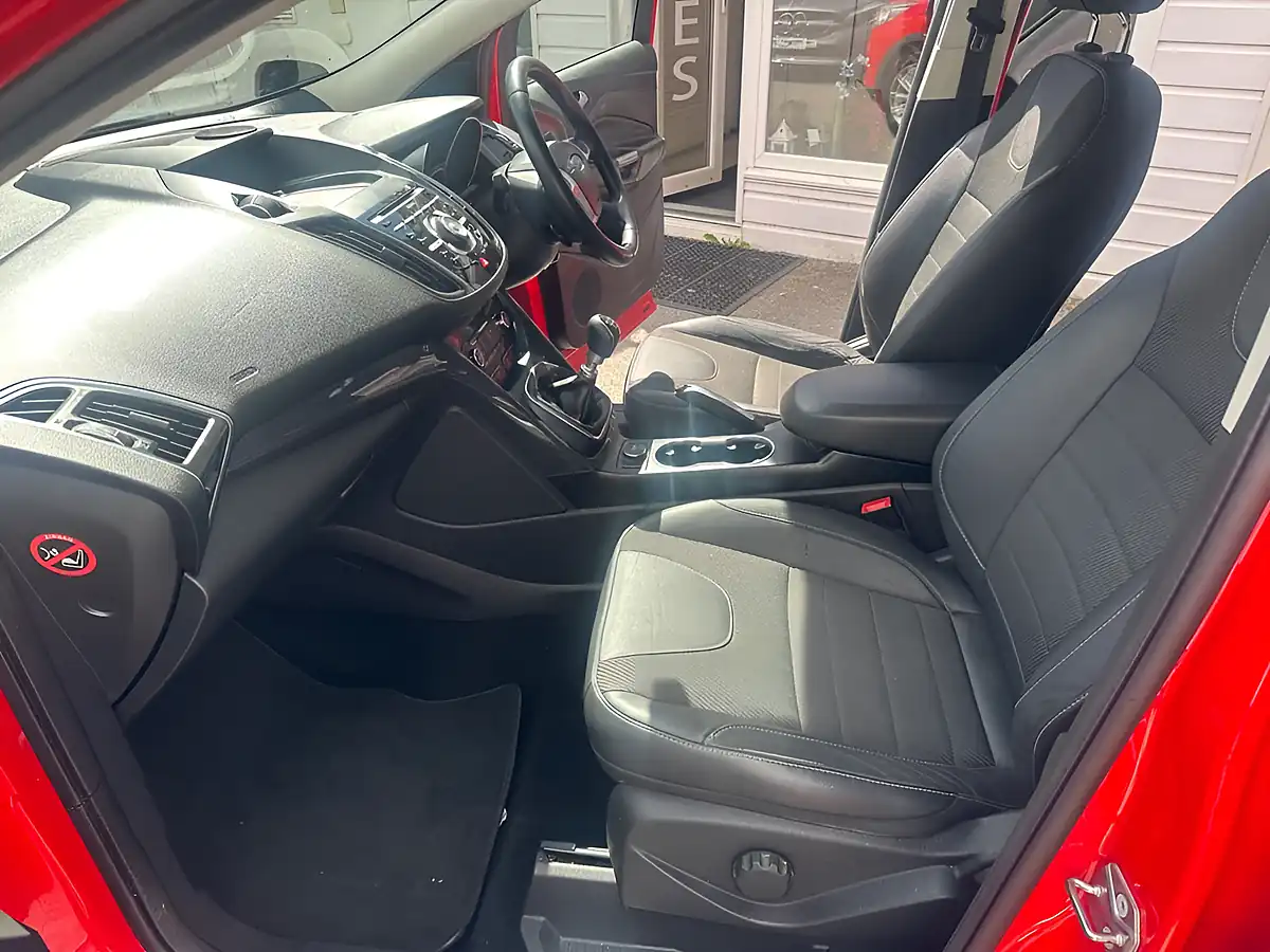 Used 2015 Ford Kuga Titanium Red - Interior and Exterior details 11