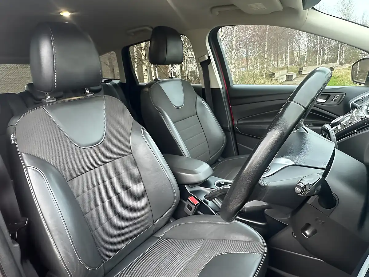 Used 2015 Ford Kuga Titanium Red - Interior and Exterior details 19