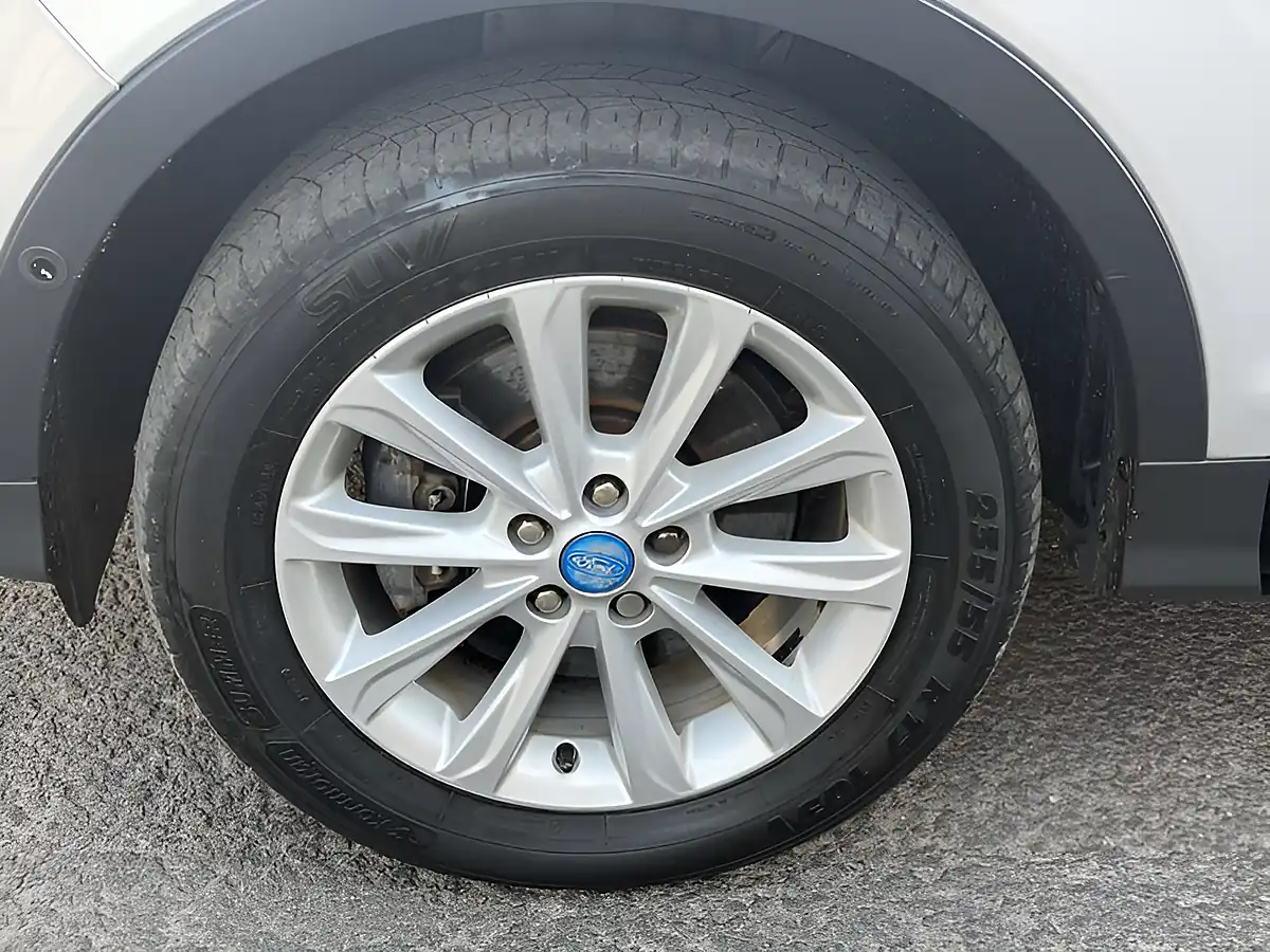 Used 2015 Ford Kuga Titanium Silver - Interior and Exterior details 12