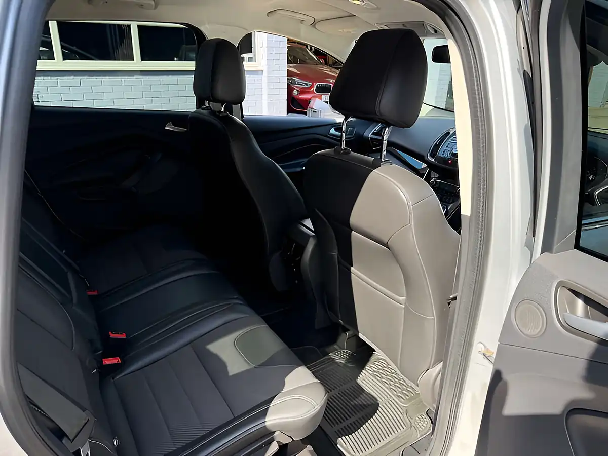 Used 2015 Ford Kuga Titanium Silver - Interior and Exterior details 17
