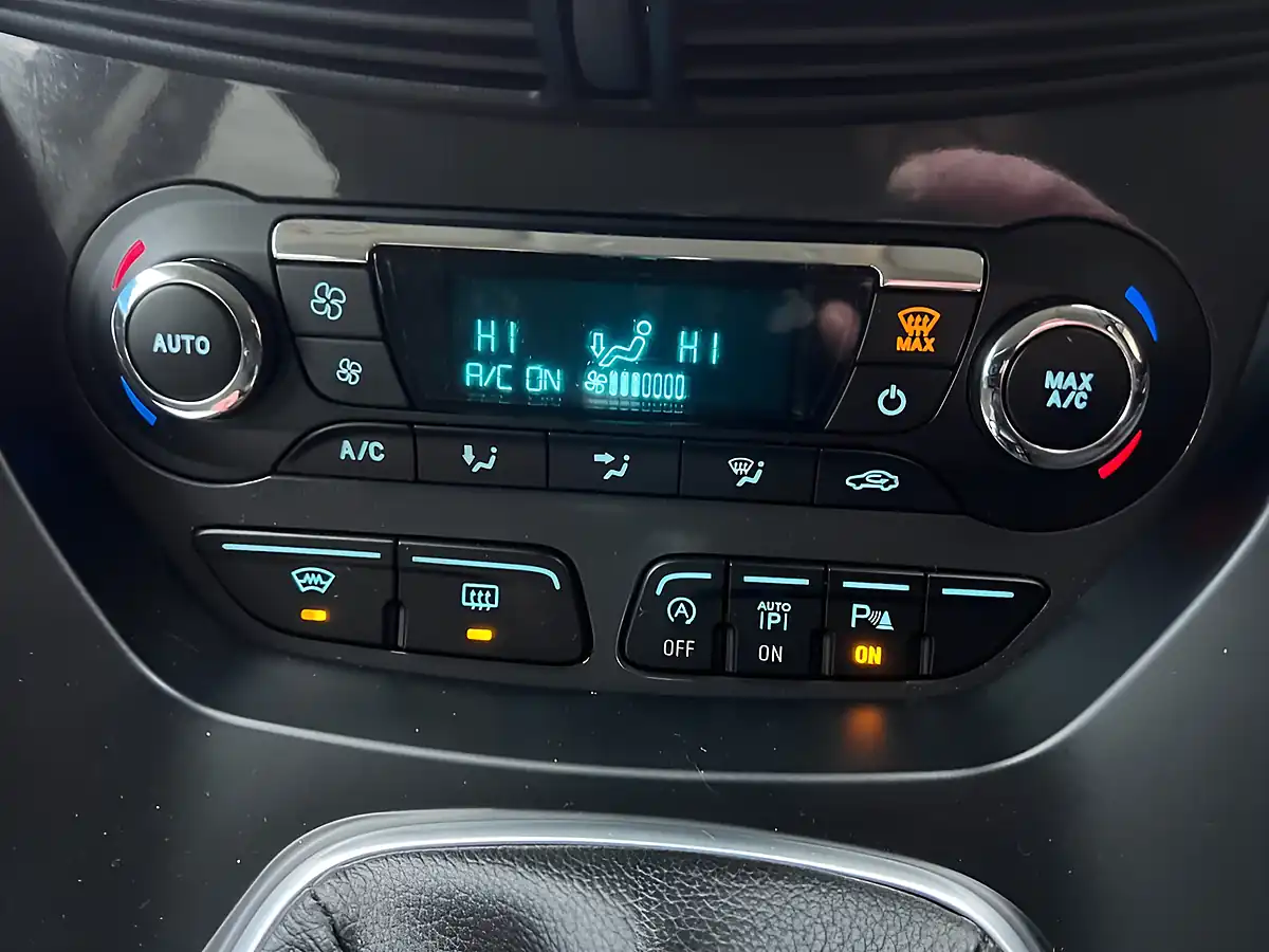 Used 2015 Ford Kuga Titanium White - Interior and Exterior details 12