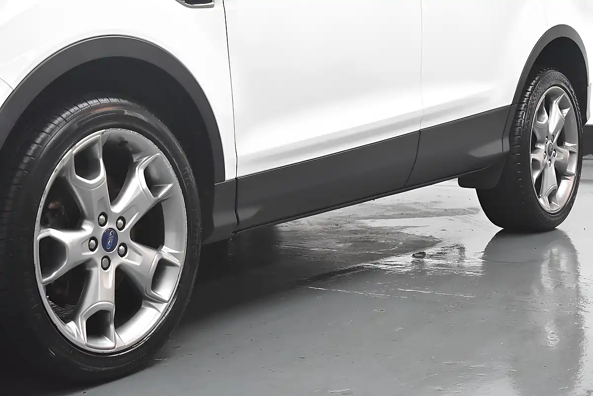 Used 2015 Ford Kuga Titanium White - Interior and Exterior details 8
