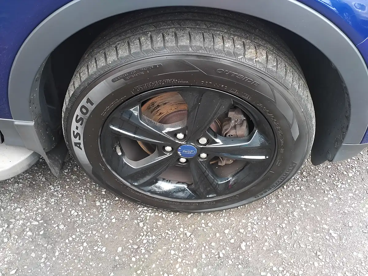 Used 2015 Ford Kuga Zetec Blue - Interior and Exterior details 13