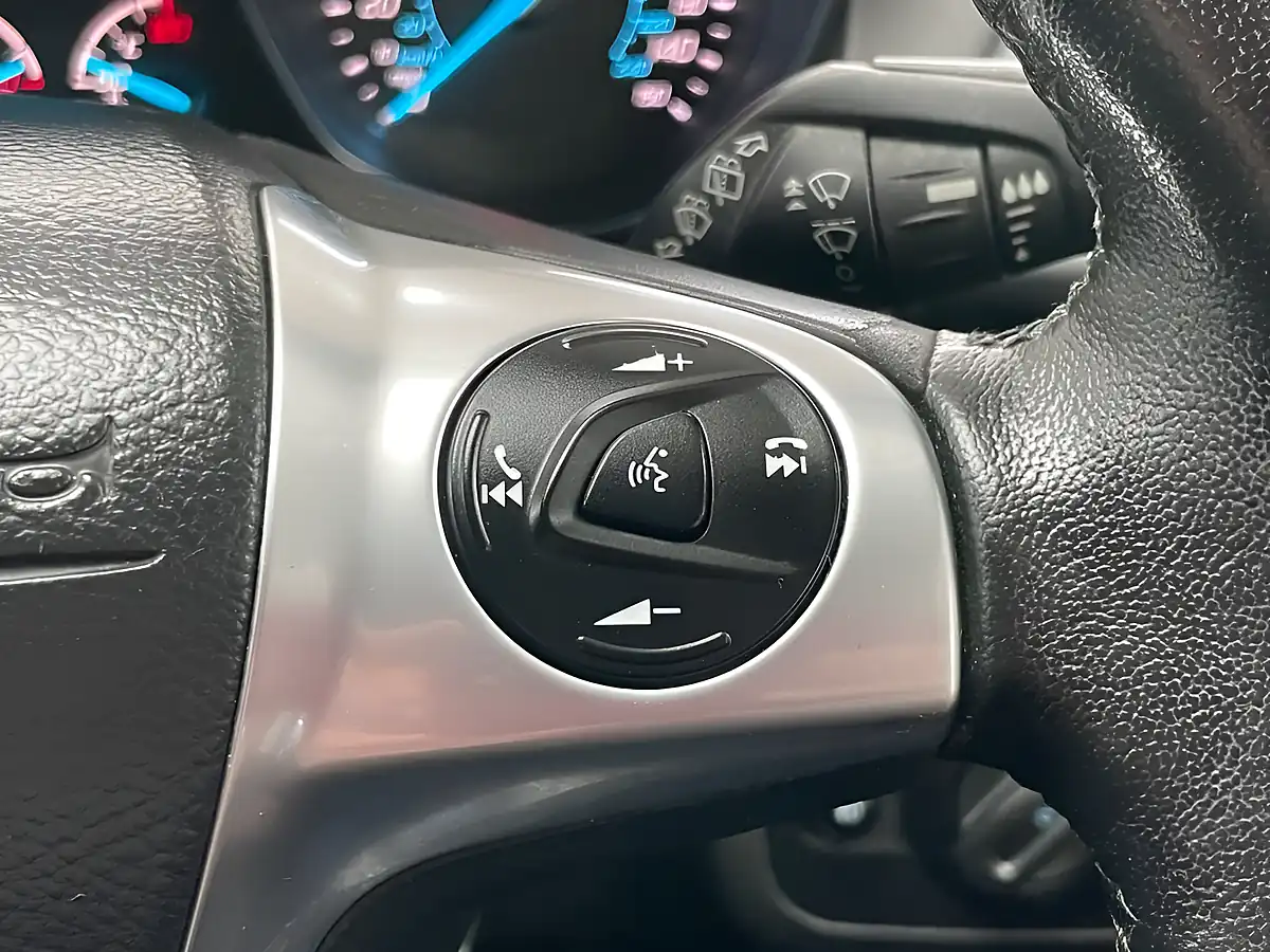 Used 2015 Ford Kuga Zetec Frozen White - Interior and Exterior details 16