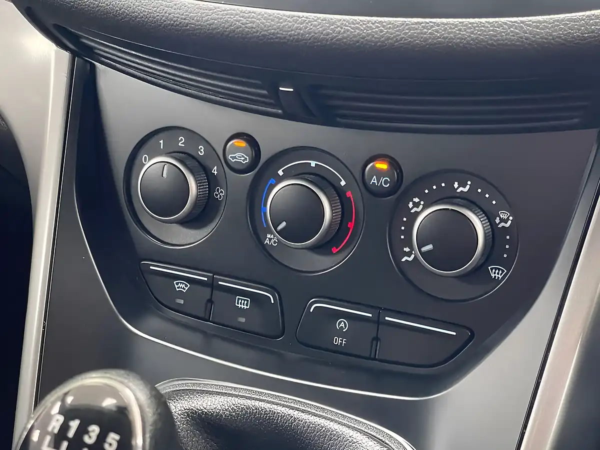 Used 2015 Ford Kuga Zetec Frozen White - Interior and Exterior details 19
