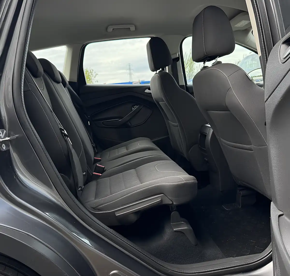 Used 2015 Ford Kuga Zetec Grey - Interior and Exterior details 12