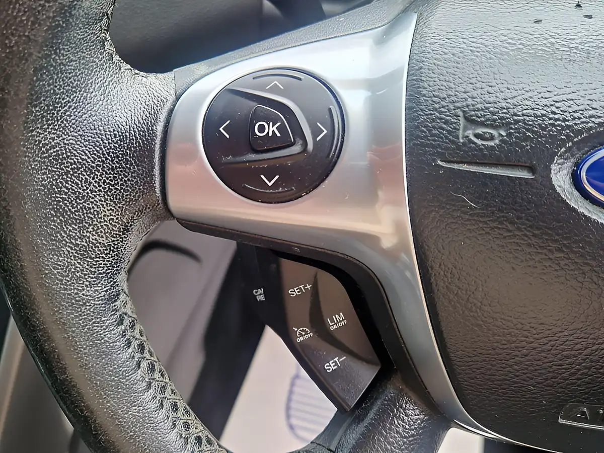 Used 2015 Ford Kuga Zetec Grey - Interior and Exterior details 19