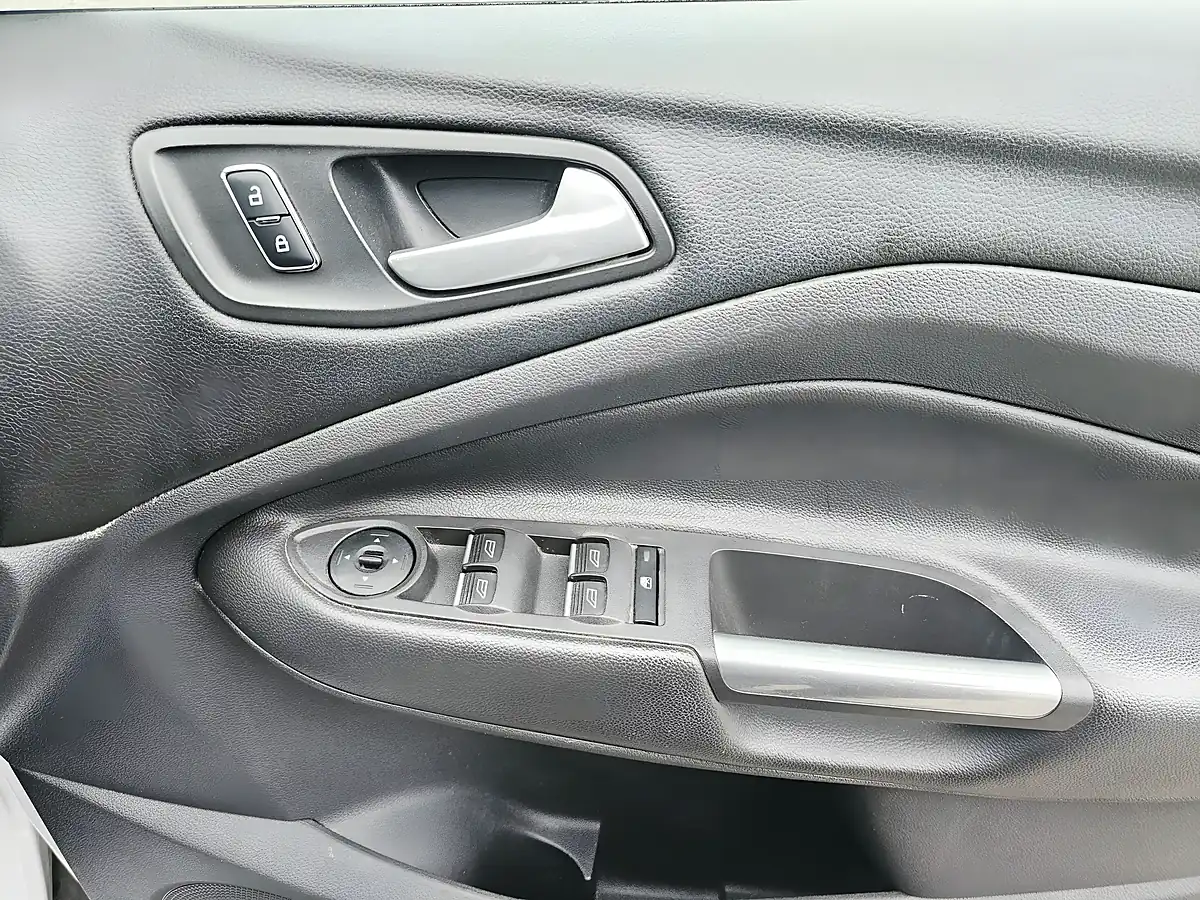 Used 2015 Ford Kuga Zetec White - Interior and Exterior details 15