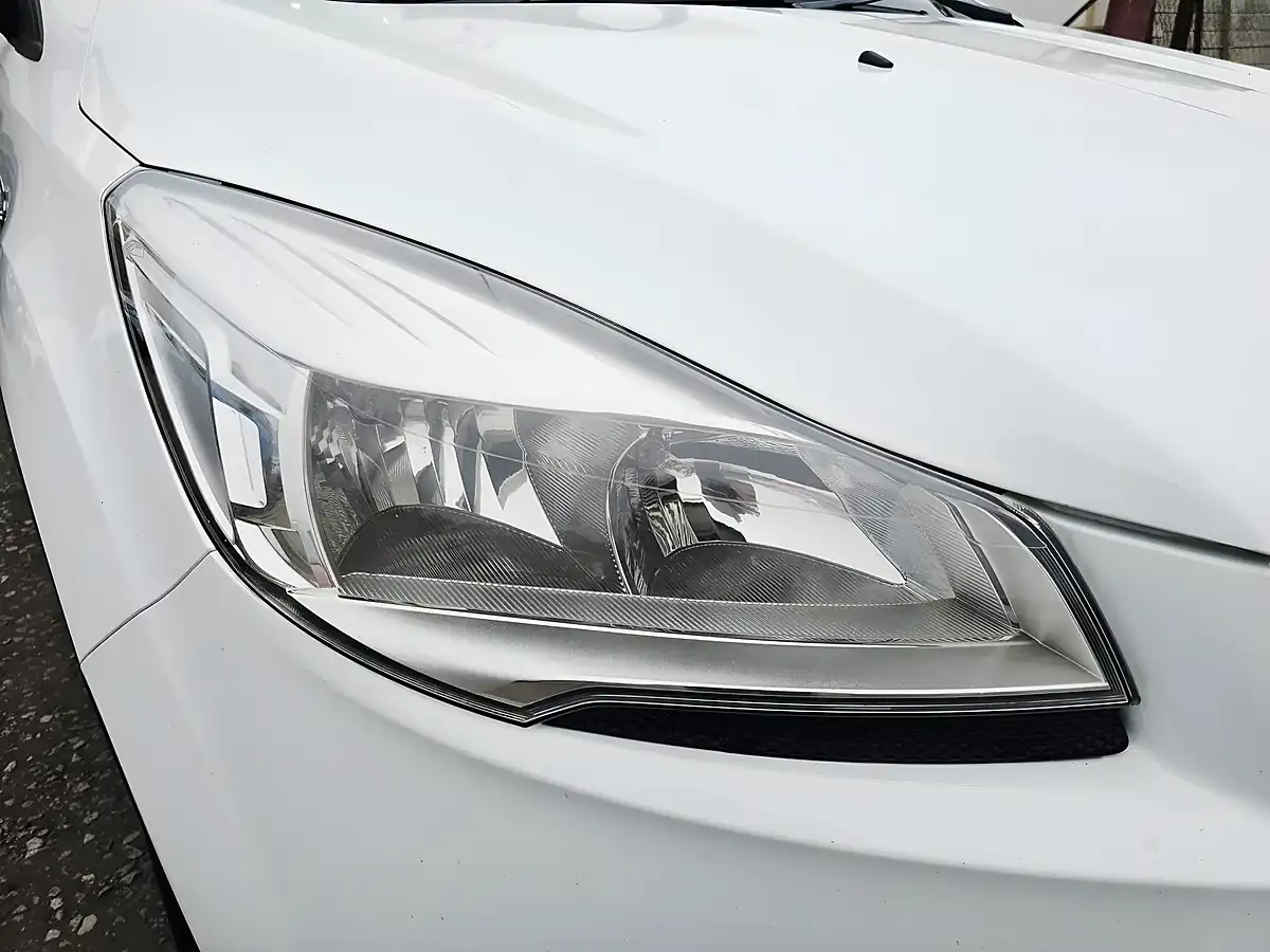 Used 2015 Ford Kuga Zetec White - Interior and Exterior details 16