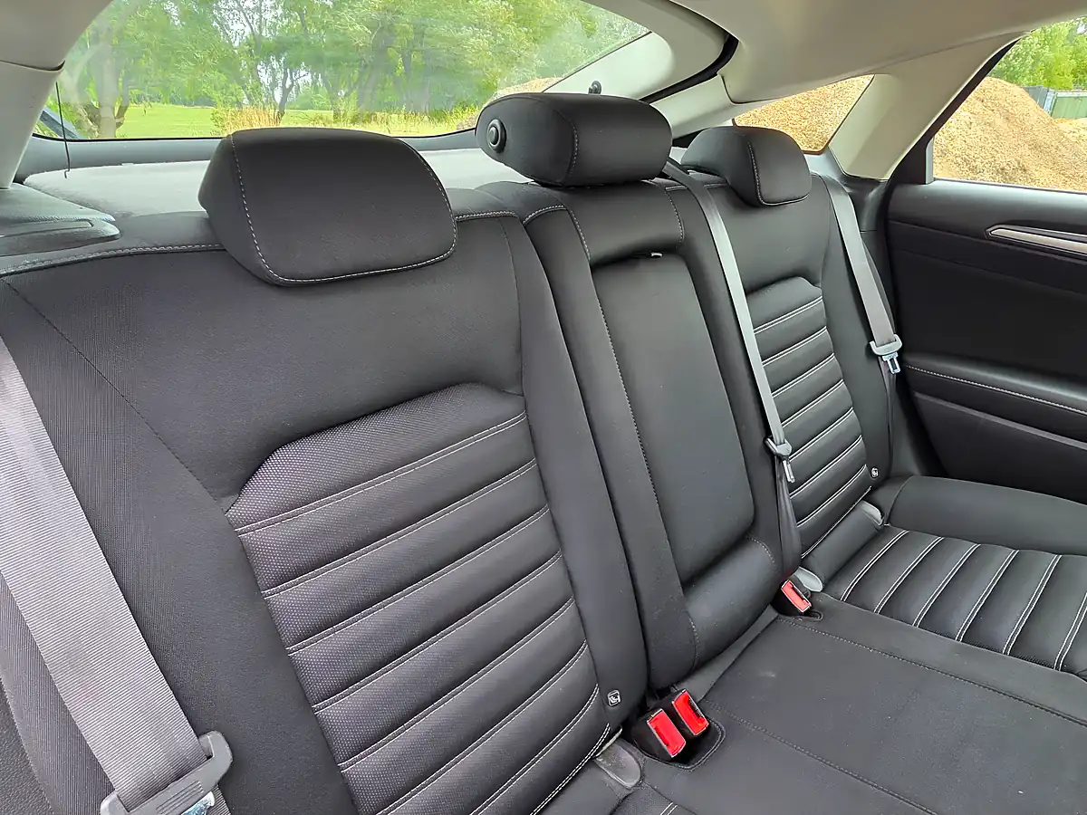 Used 2015 Ford Mondeo Zetec Silver - Interior and Exterior details 11