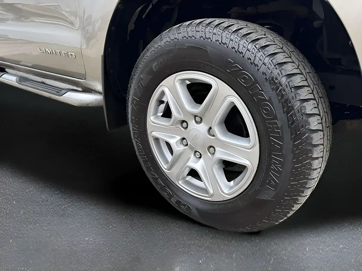 Used 2015 Ford Ranger Limited Silver - Interior and Exterior details 11