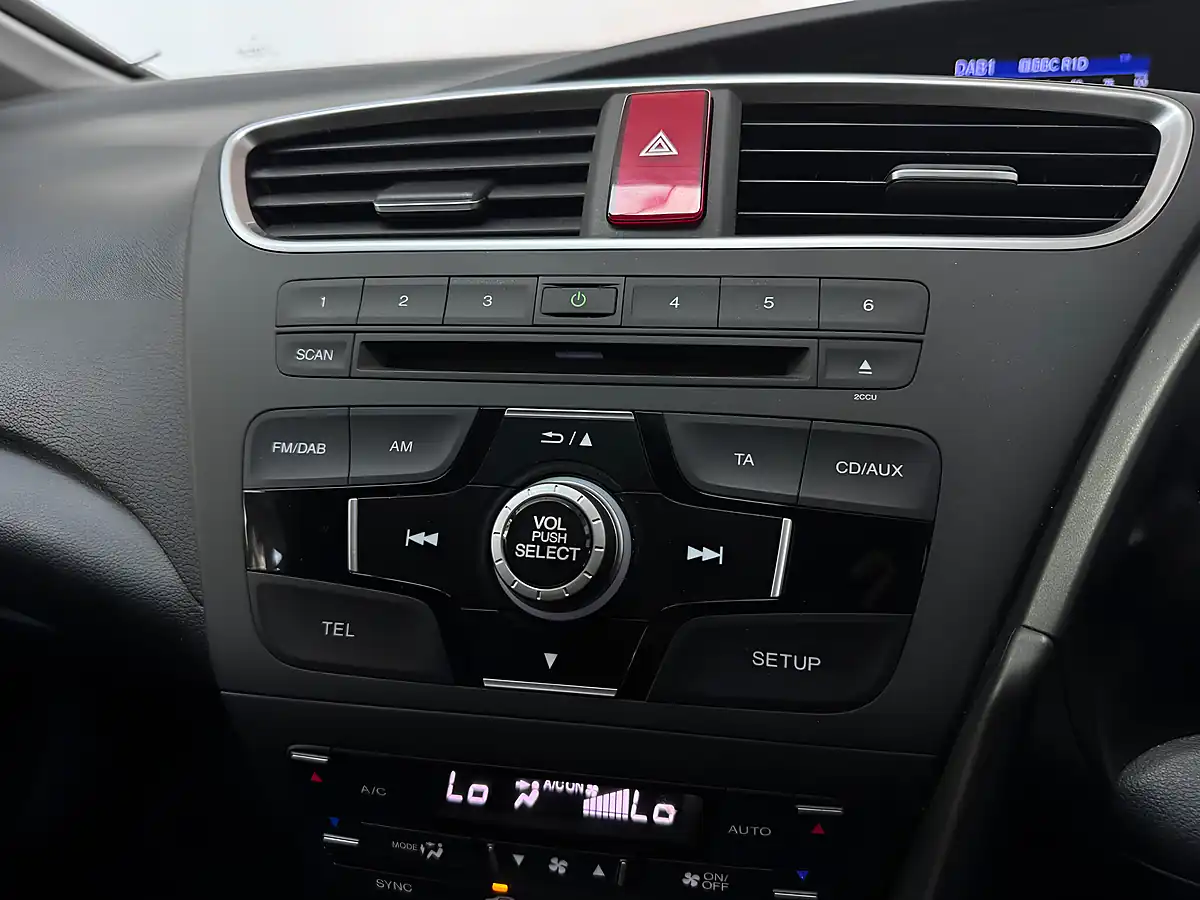 Used 2015 Honda Civic Se Plus Tourer White - Interior and Exterior details 16