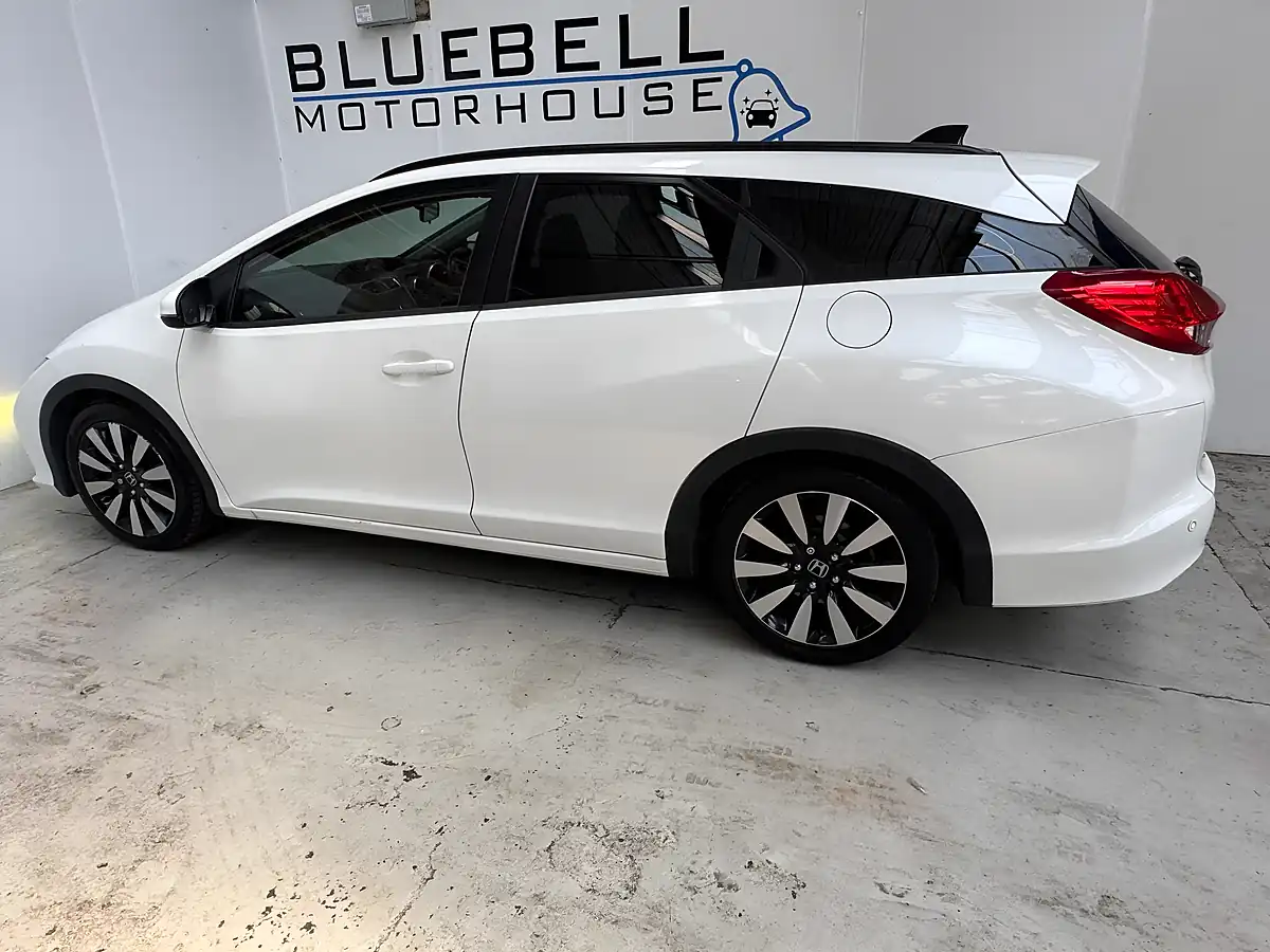 Used 2015 Honda Civic Se Plus Tourer White - Interior and Exterior details 7