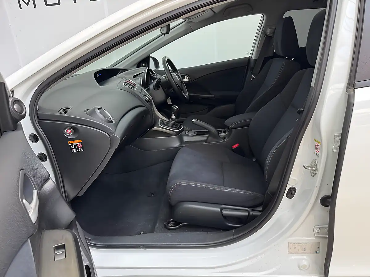 Used 2015 Honda Civic Se Plus Tourer White - Interior and Exterior details 9
