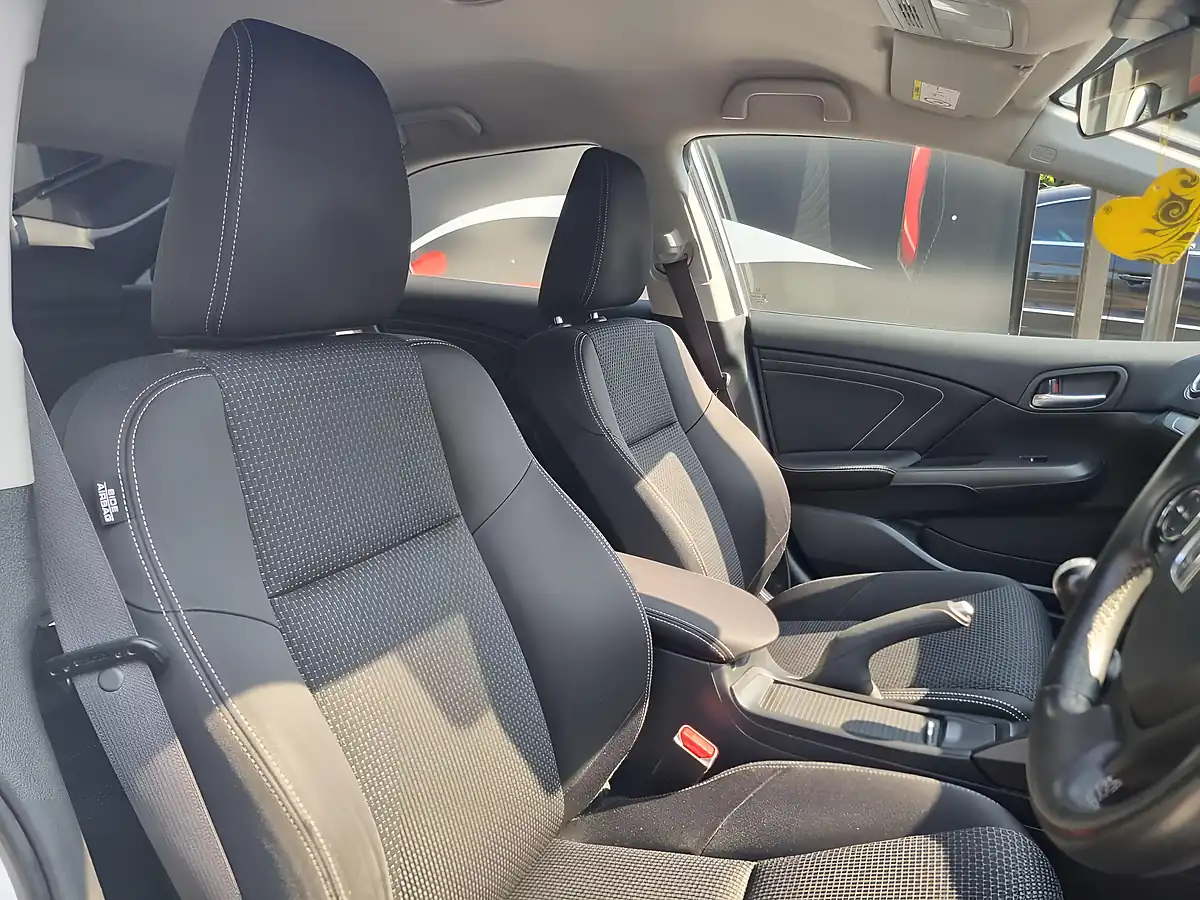 Used 2015 Honda Civic Se Plus White - Interior and Exterior details 12