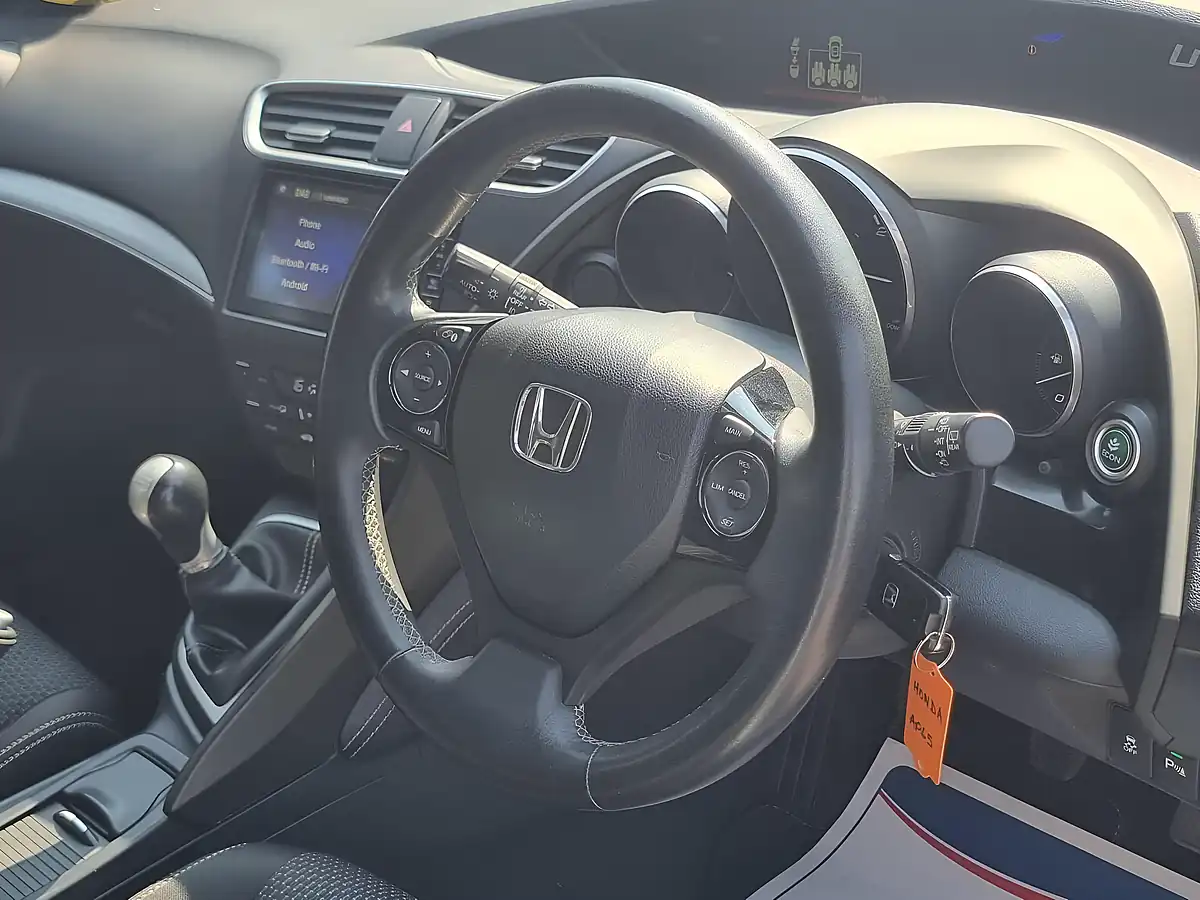 Used 2015 Honda Civic Se Plus White - Interior and Exterior details 13