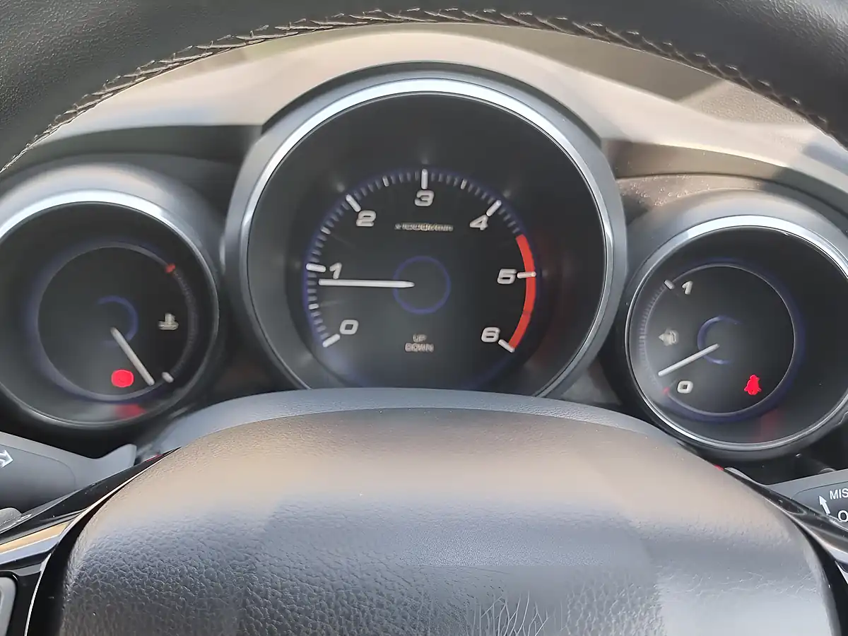 Used 2015 Honda Civic Se Plus White - Interior and Exterior details 14