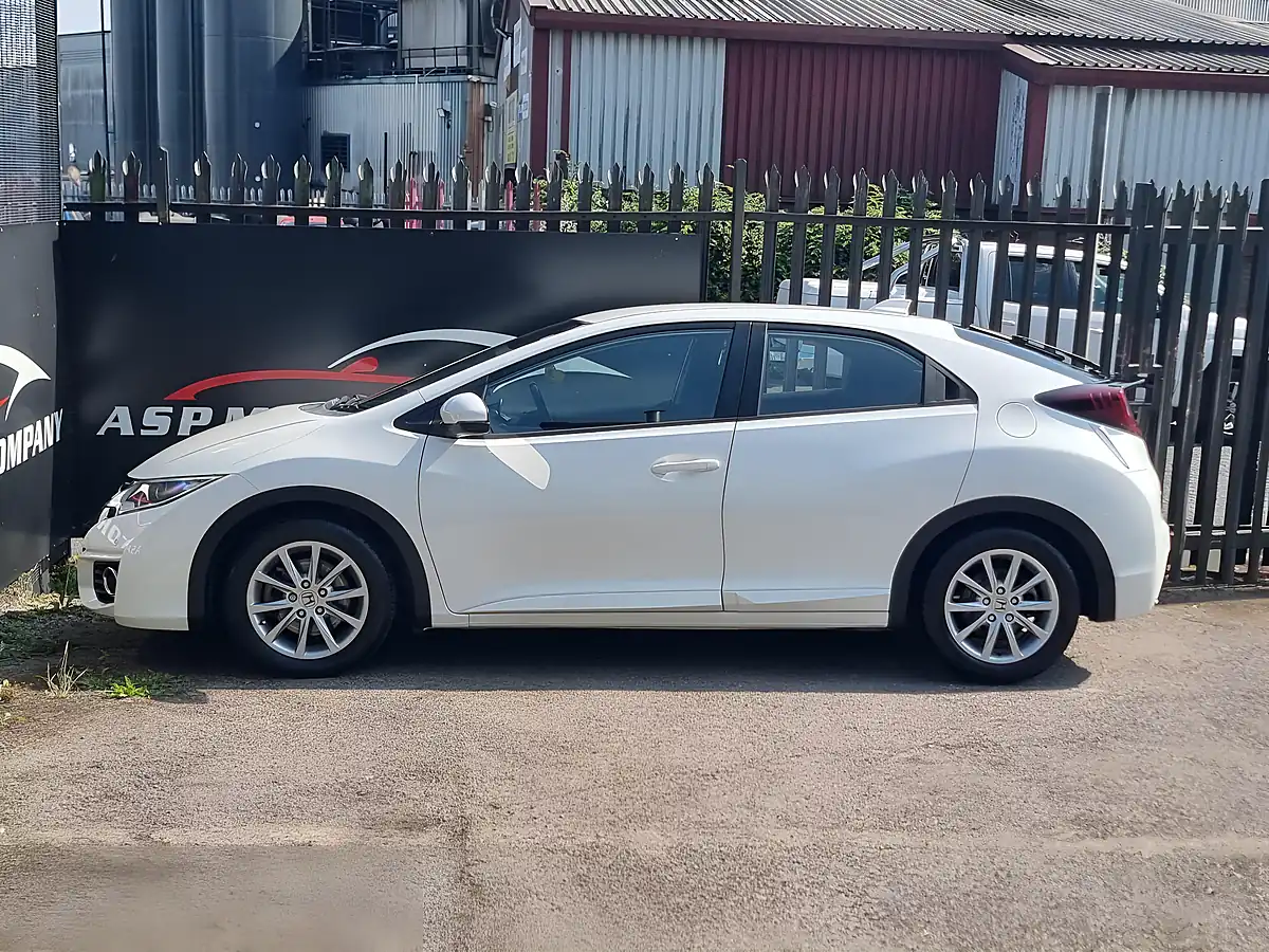 Used 2015 Honda Civic Se Plus White - Interior and Exterior details 4